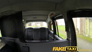 FakeTaxi - begerjedt hölgyemény hívja a taxit
