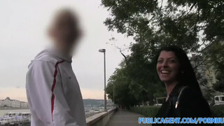 PublicAgent - Vivien Bell a fullos roma kisasszony