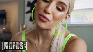 MOFOS - Abella Danger szőrös pinája megkúrva