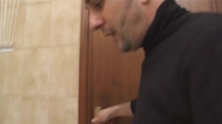 Olasz házastárs a fürdőben szexel