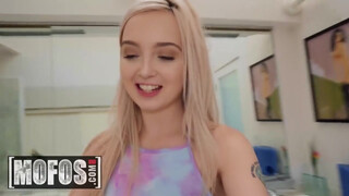 MOFOS - Lexi Lore durván popsiba dugva