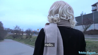 Public Agent - világos szőke barna bige és a vastag hímvessző