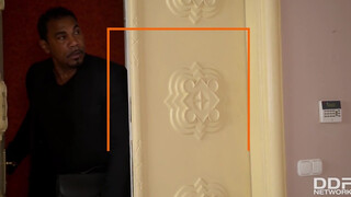 Anissa Kate a kuki kedvelő titkárnő