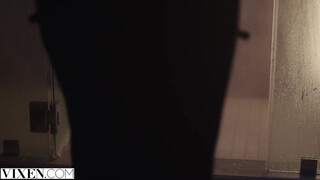VIXEN - Allie a szexy világos szőke milf