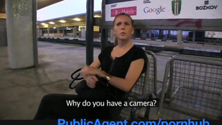 PublicAgent - vonatra váró szomorú kisasszony