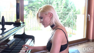 Kitana Lure három hapsival kefél