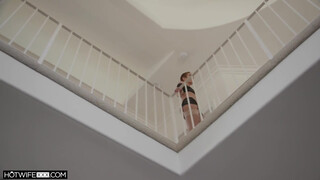 HOTWIFEXXX - Rövid hajú háziasszony bekúrva