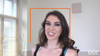 Tiffany Doll két kárót kap a popójába