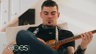 Babes - Mia Evans dug a gitáros hapsival