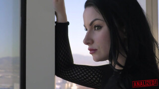 análized - Veruca James popsijába barna dákót nyomnak be