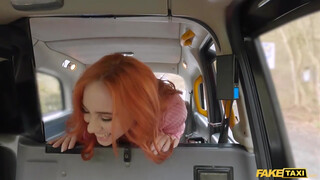 Fake Taxi - Porno fiatal vörös hajú csaj