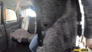Fake Taxi - Pici cickós fiatal picsa lovagol
