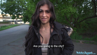 Public Agent - Alicia Trece a fogszabályzós latina nőci