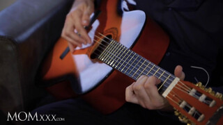 Jennifer Mendez dug a gitáros manussal