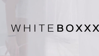 WhiteBoxxx - Eveline Dellai hátsó bejáratba tolva