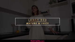 Lansy Red peckezik a konyhában