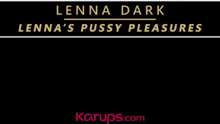 Lenna Dark egy méretes dildóval maszturbál