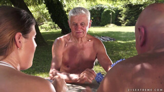 Gyuribácsi beleélvez Ágota pinájába