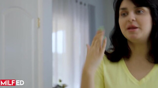 MILFED - Skylar Snow és Savannah Bond hármasban dugnak