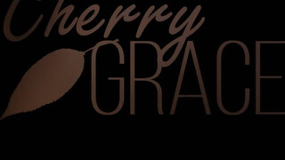 Cherry Grace lovagol a paliján