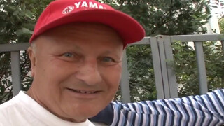 Gyuribácsi és a haverja kúrják a hölgyeményt