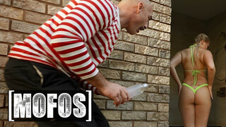 MOFOS - Harley King a izgató világos szőke tini spiné