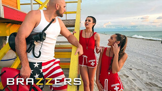 BRAZZERS - MacKenzie Mace és Kylie Rocket a fullos vízimentő csajok