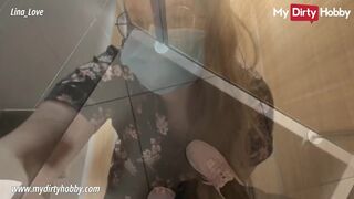 Lina Love mellbimbós picsa masturbál közkonyhában