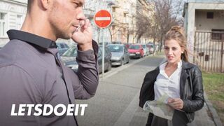 Lenyűgöző turista Silvia Dellai mélyen megrakva egy helyi csávó által