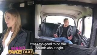 Fiatal hapsi gyorsan megdugja Angel Piaff lucskos kiborotvált puncáját a hamis taxiban