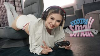 Kicsike tini hölgyemény Aria Banks elkapja magas mostohabátyját Chris Epicet, aki a szobájában kézimunkázza a pöcse