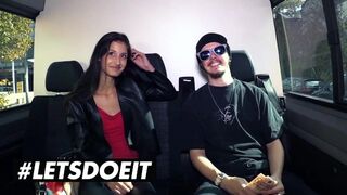 Vékony csoki Coco Kiss pénzért cidázza a hatalmas barna fazt az verdában