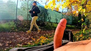 Parki faszvillantás: egy szemérmetlen milf nem bírt ellenállni egy hardcore mellkasbaszásnak