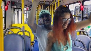 Idegen fősulis puncit dugnak meg a buszon!
