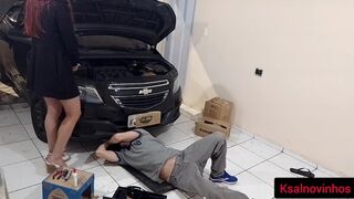 Autótulaj lány rákívánt a szerelőjére!