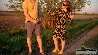 Csinos szári bhabhi útbaigazítást kért egy desi idegentől, és alaposan megbasszák a bíbor naplementében