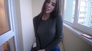 Csinos nőci tanya mutatja a cicijét