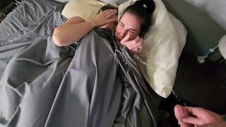 Dupla pici cicis barna hajú lányra pisil az ágyban majd pisi áztatta bugyijukban csókolóznak