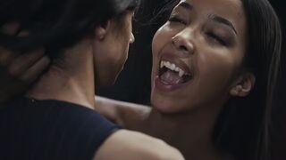 Ebony Vampire Mistress Lia Lin elcsábít egy brazil hatalmas csöcsű tini picsát a Vampired kemény domina játékában
