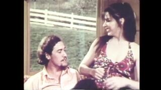 John Holmes nyalja a csaj lucskos punáját a retro pornóban