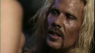 Retro pornó méretes fasszal Susana Spears és Dallas D'Amour főszereplésével az eredeti HD gyűjteményben