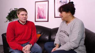 Vörös hajú milf hatalmas mellekkel cumizza a farkat és hagyja hogy rendesen megdugják