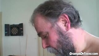Tini vörös csajszi cidázza és lovagol a nagypapa farkán