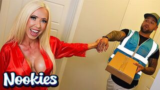 Mandy Monroe különleges kolbász kiszállítása és forró szexelése a Nookies csatornán