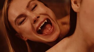 Világos Szőke Vámpír Nancy Ace Uralja Matty Milát a Vampired Csatornán - Szenvedélyes Leszbi Jelenet Vörös Harapásokkal