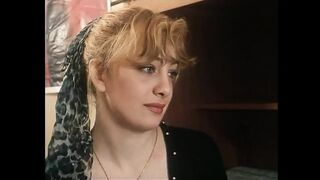 Világos Szőke nagymellű csajok szőrös nőcit szopnak nagy farokkal retro jelenetben