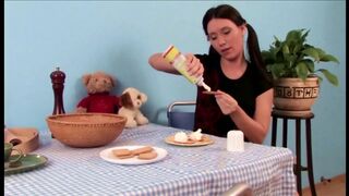 Tini picsa méretes popsija cumizza a nagy pélót mielőtt a pinája ujjazva és kefélve lesz